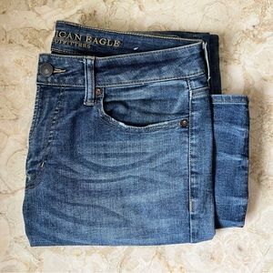 American Eagle distressed blue Jean Original Straight Extreme Flex EUC 32 x 36